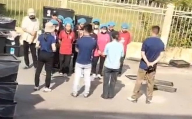 Xã ở Huế yêu cầu công ty kiểm điểm vì để nhóm công nhân đứng nắng khi trao đổi công việc