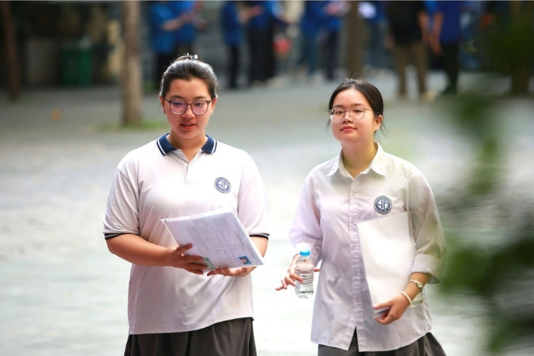 24h Education: Experimental practice of high school graduation exam before official application. Photo: Huu Chanh
