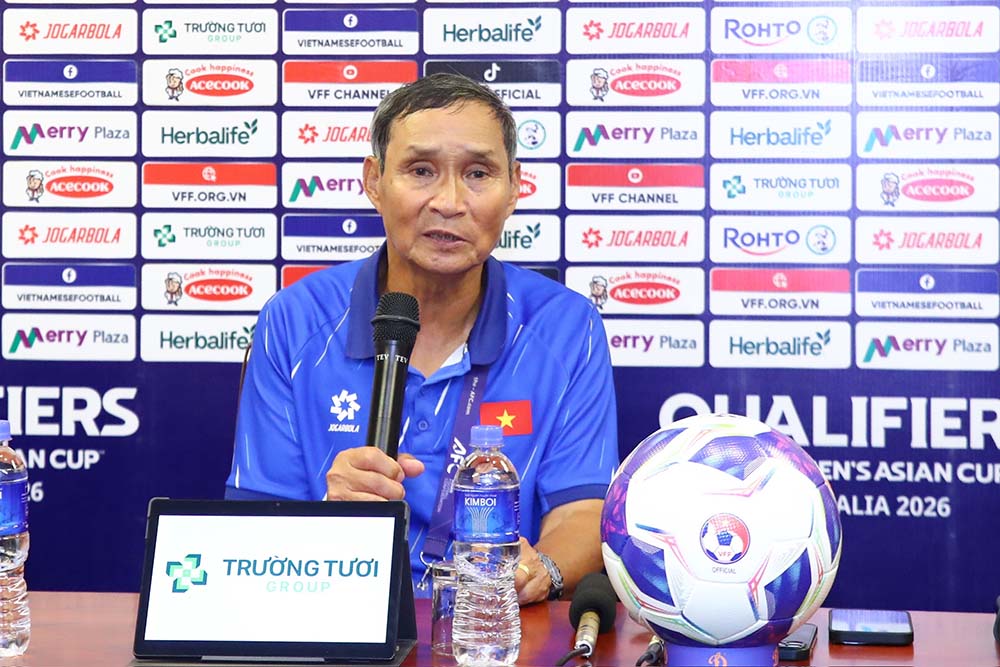 Coach Mai Duc Chung attended a press conference after the match against Guam. Photo: VFF