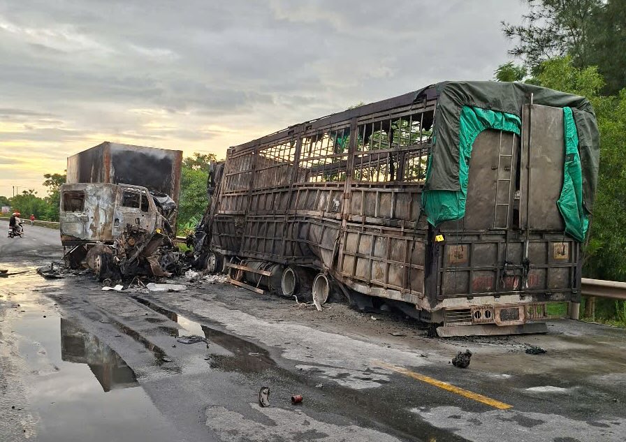 국도 1호선에서 차량 2대가 정면 충돌하여 2명의 사상자가 발생했습니다. 사진: Van Tinh