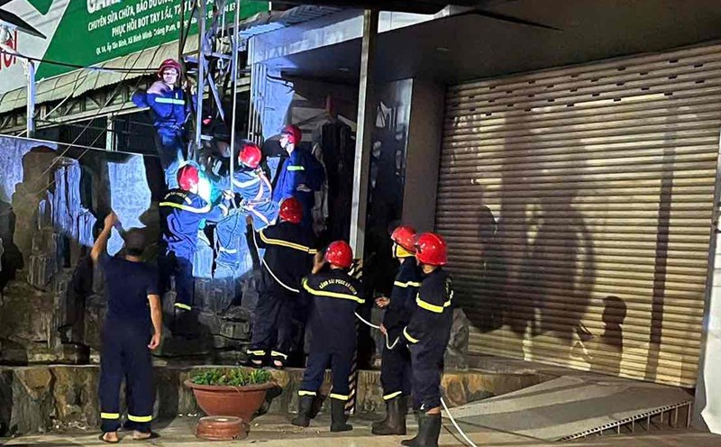 Timely rescue of a man trapped on an advertising sign in Dong Nai. Photo: HAC