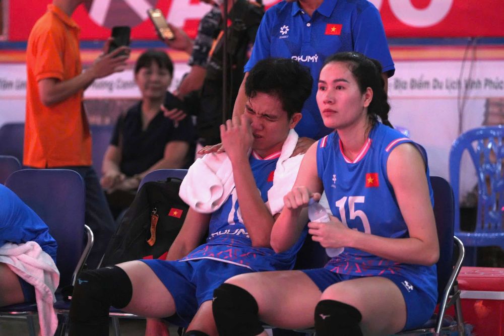 Bich Tuyen burst into tears after the loss in the VTV Cup 2025 final. Photo: Vietnam Volleyball