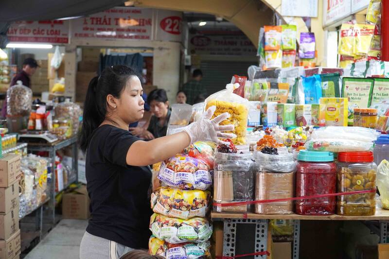 De nombreux marches traditionnels a Ho Chi Minh-Ville s'efforcent de controler les marchandises et de proteger la confiance des consommateurs. Photo : Ngoc Le