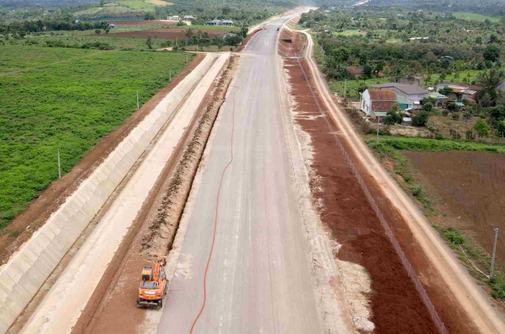 A section of road on the Khanh Hoa - Buon Ma Thuot Expressway. Photo: Phan Tuan