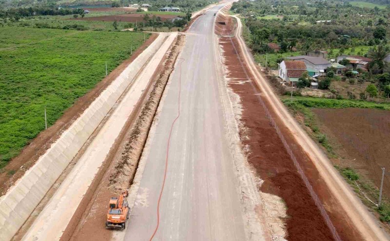 A section of road on the Khanh Hoa - Buon Ma Thuot Expressway. Photo: Phan Tuan