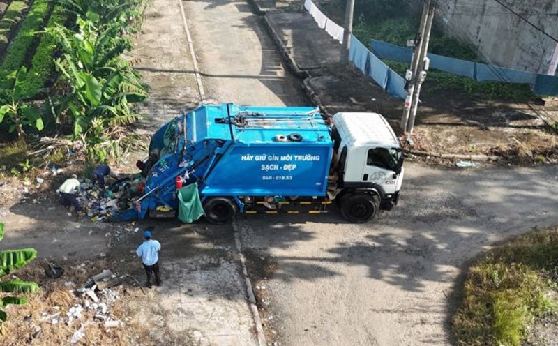 Garbage trucks come to the collection point in the morning, but the garbage is still stagnant because local collection teams dump it all day long. Photo: Hoang Loc