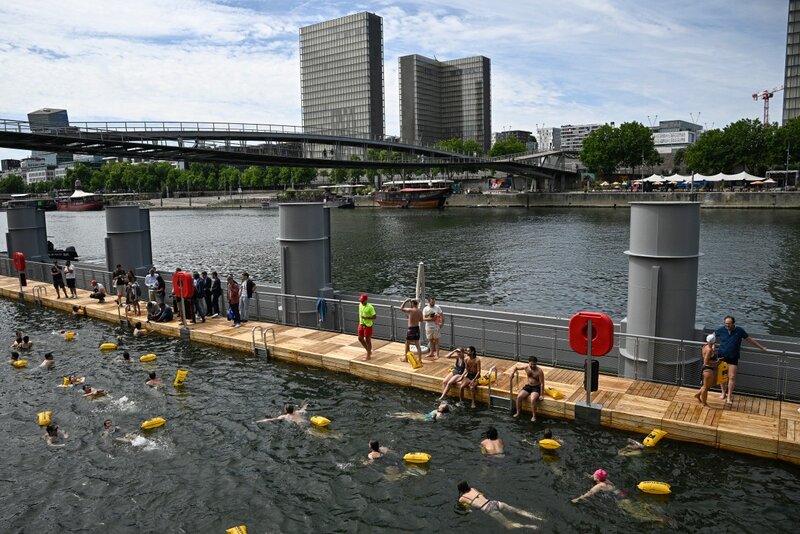 Los parisinos (Francia) se bañaron en el rio Sena, el rio simbolico de esta ciudad. Foto: AFP