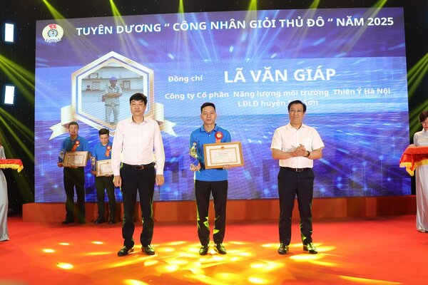 Mr. La Van Giap, an electricity worker, received the title of "Good worker of the capital" in 2025. Photo: Manh Quan