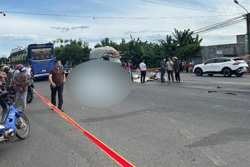 Scene de l'accident entre un autocar et une moto sur la route nationale 1A traversant la province de Gia Lai qui a fait 2 morts sur le coup. Photo : Gia Lai