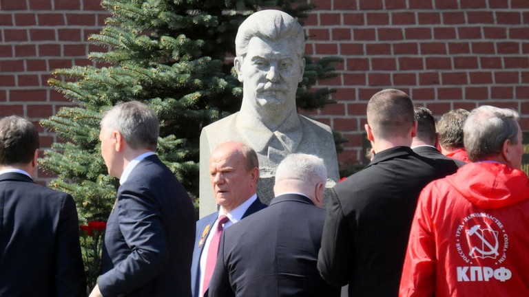 Los miembros del Partido Comunista Ruso (CPRF) colocaron flores en el Monumento de Stalin en Moscu, Rusia, 22 de abril de 2025. Foto: Sputnik