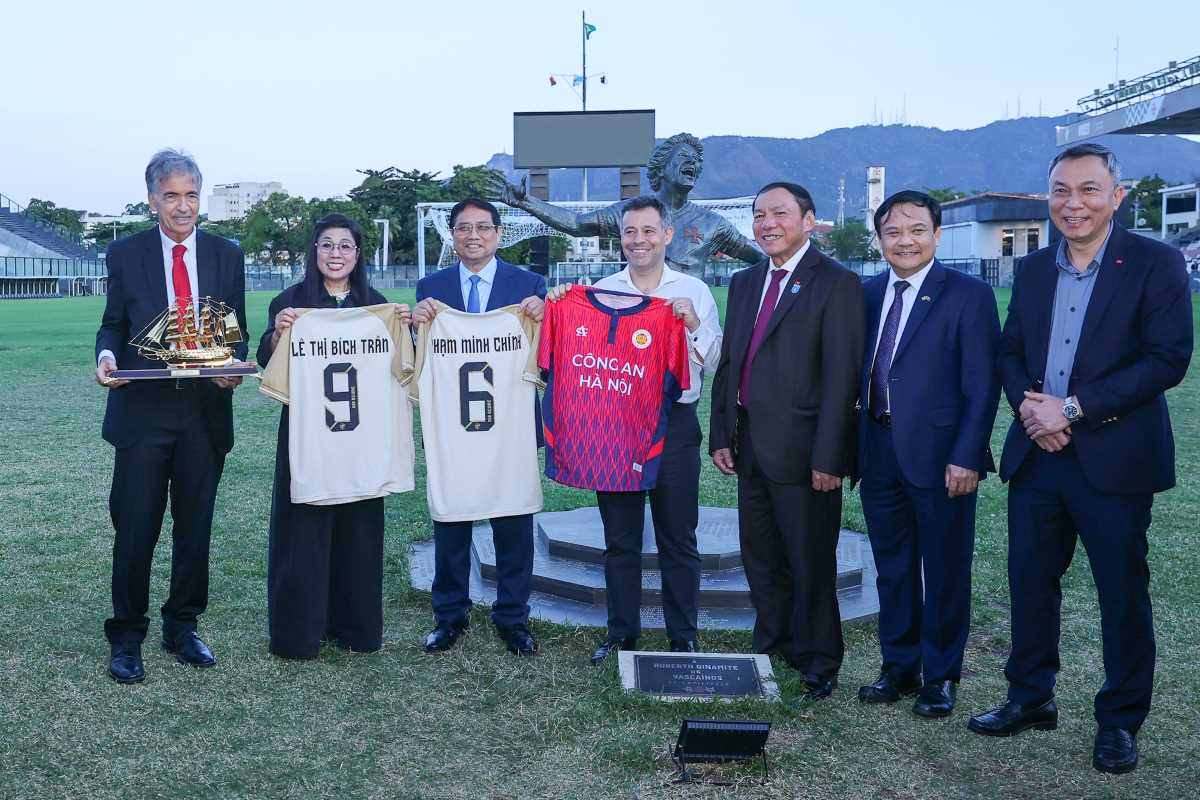 Politburo member and Prime Minister Pham Minh Chinh and his wife were presented with jerseys from Vasco da Gama Club, and also given jerseys from Hanoi Football Club. Photo: VGP