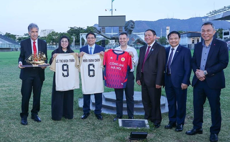 Politburo member and Prime Minister Pham Minh Chinh and his wife were presented with jerseys from Vasco da Gama Club, and also given jerseys from Hanoi Football Club. Photo: VGP