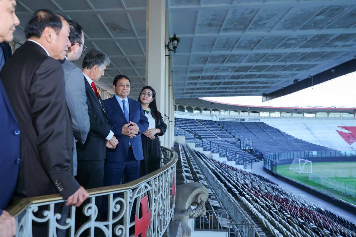 Thu tuong Chinh phu va Phu nhan tham san bong da Estadio Sao Januario. Anh: VGP