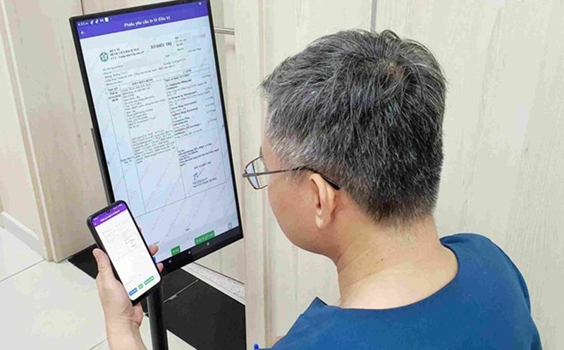 Bach Mai Hospital has deployed electronic medical records and prescribed electronic drugs. Photo: Thanh Duong
