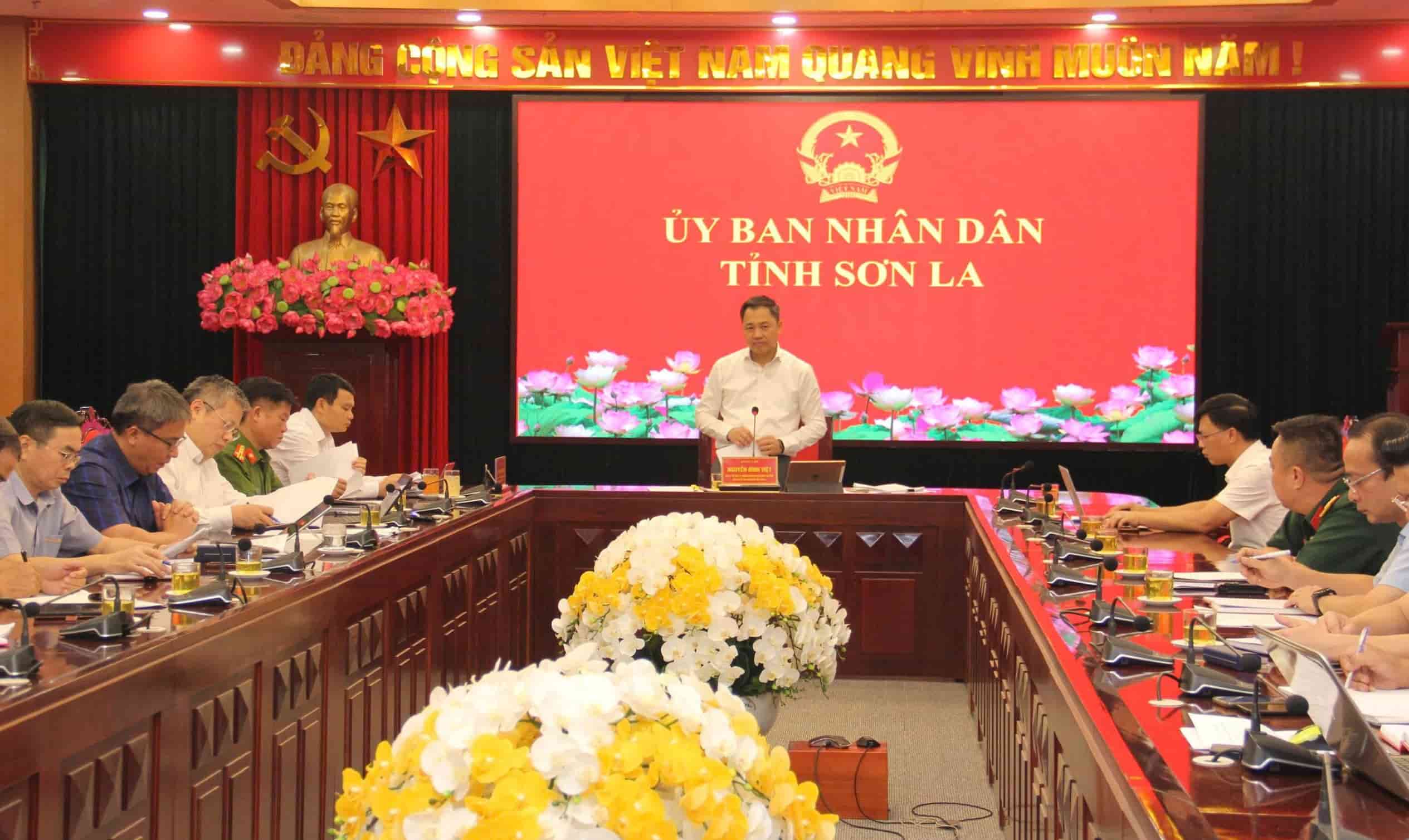M. Le Dinh Viet - president du Comite populaire de la province de Son La - a preside la reunion ordonnant un traitement rigoureux et objectif sans exception aucune zone interdite pour l'exploitation miniere illegale dans la province. Photo : Ngoc Tuan