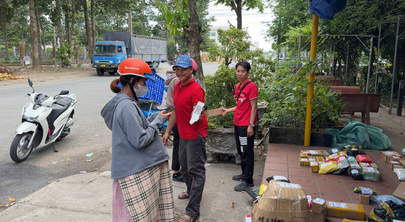 El cargador entregado a los trabajadores en la puerta del parque industrial, no afecto el trafico. Foto: Hoang loc