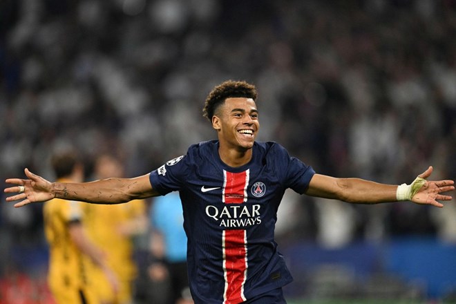 Doue them mot lan toa sang giup PSG thang tran. Anh: AFP