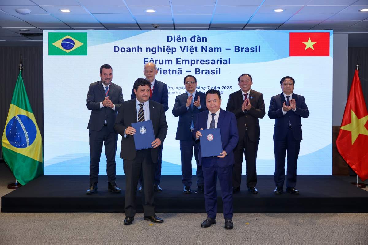 Thu tuong Chinh phu Pham Minh Chinh va cac dai bieu chung kien le trao hop dong giua CLB bong da TPHCM va CLB bong da Gremio dao tao cau thu bong da tre trong thoi han 3 nam. Anh: VGP