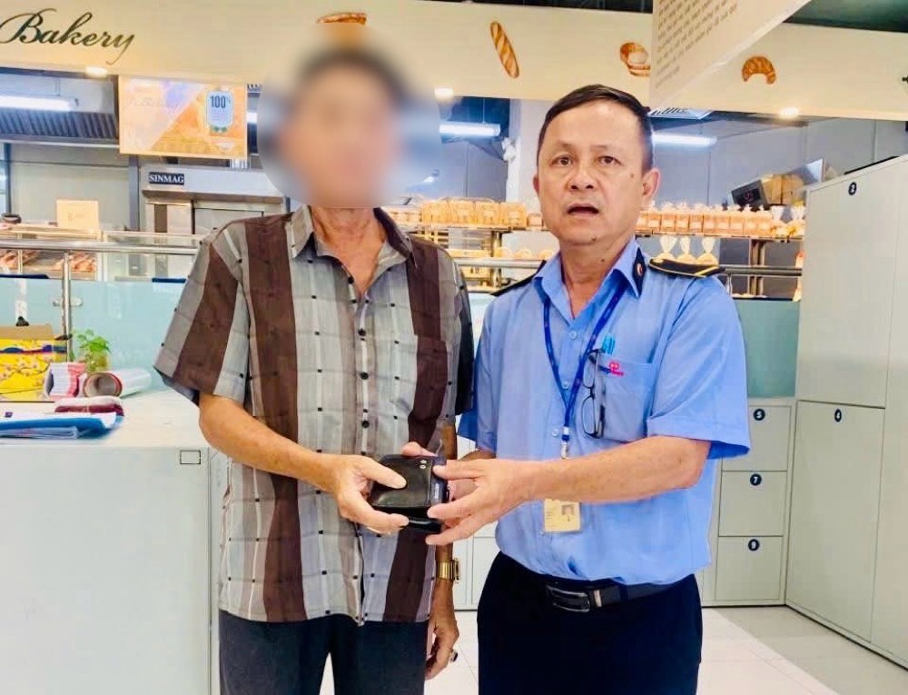 The wallet was returned to the person who dropped it by the supermarket security guard. Photo: Hong Loan