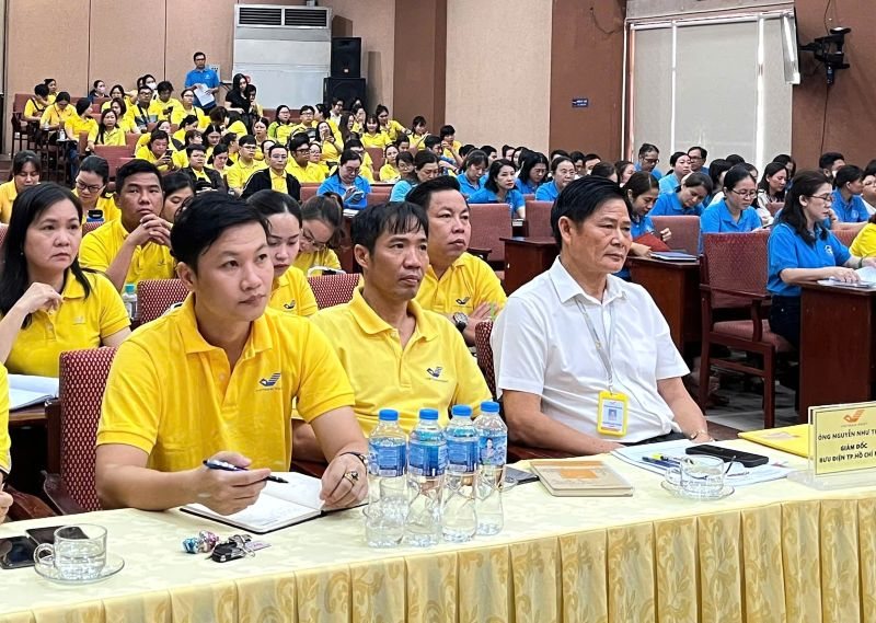 Post office and social insurance employees participate in training to improve social insurance and health insurance operations when operating local government at 2 levels. Photo: Duc Long