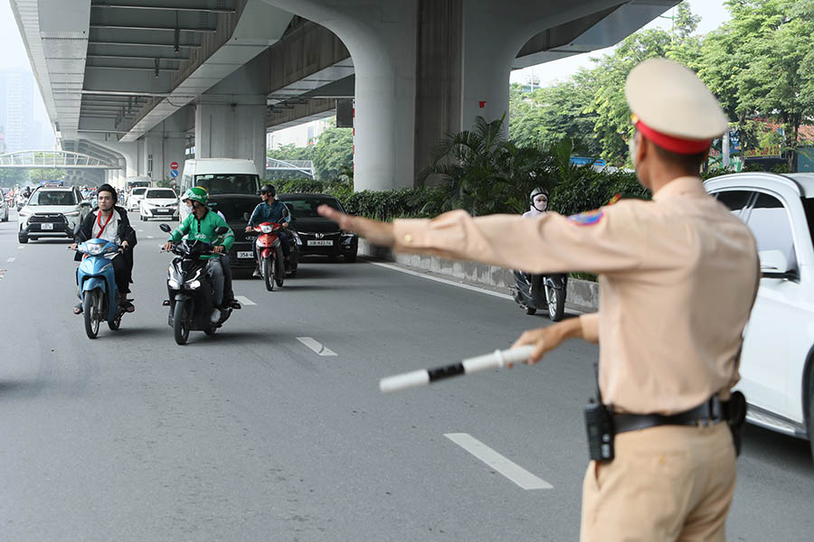Nhieu nguoi dan chi chap hanh khi co su dieu tiet cua luc luong chuc nang. Anh: To The