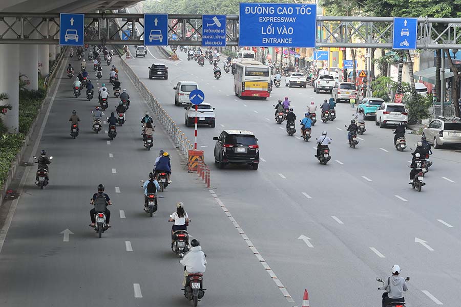 Las motocicletas estan llenas de autos para autos en la calle Pham Van Dong. Foto: para el
