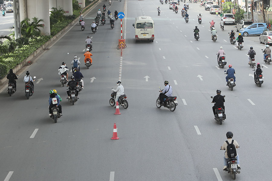 Nhieu xe may chuyen lan dot ngot de vao lan danh rieng cho oto nham den diem quay dau gan nhat. Anh: To The