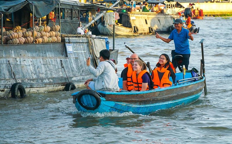 International visitors visit Cai Rang Floating Market. Photo: Ta Quang