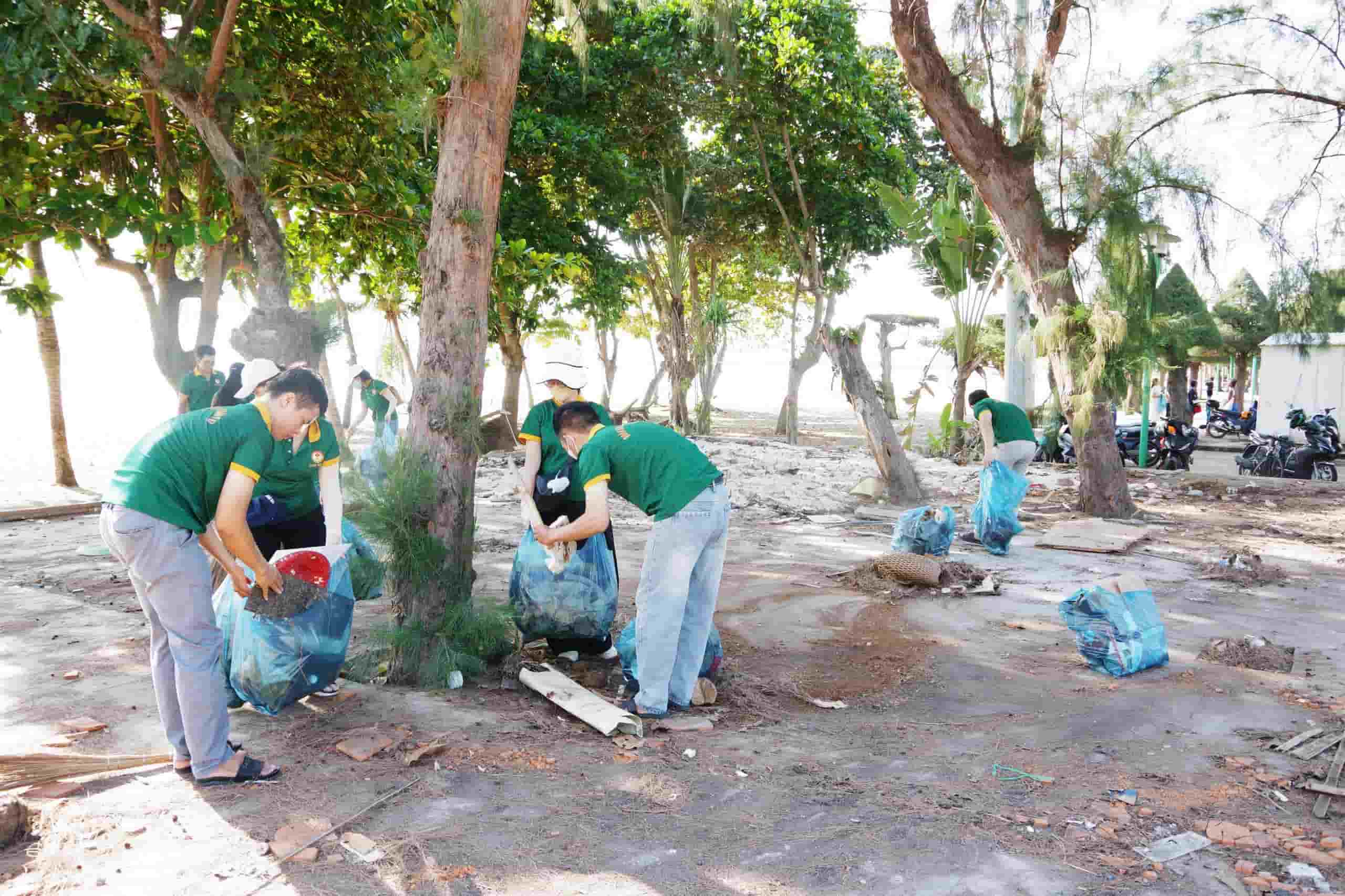 나트랑 해변에서 쓰레기를 수거하는 87 군 병원 기지 대표단. 사진: 흐우롱