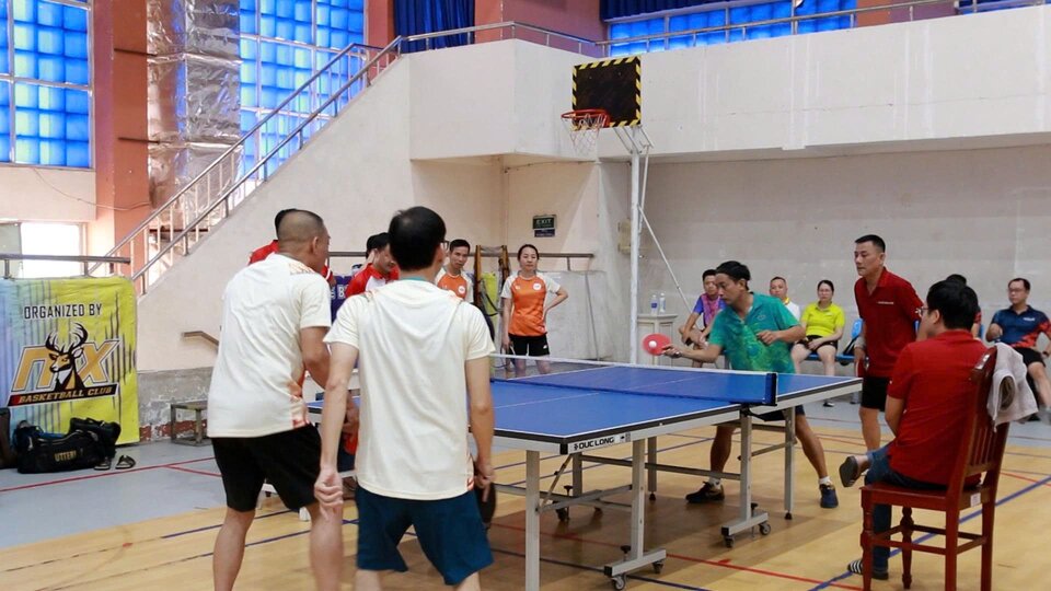 Los atletas que compiten en la mesa tenis en el Festival de Deportes Bancarios en Hue City en 2025. Foto: Le Anh