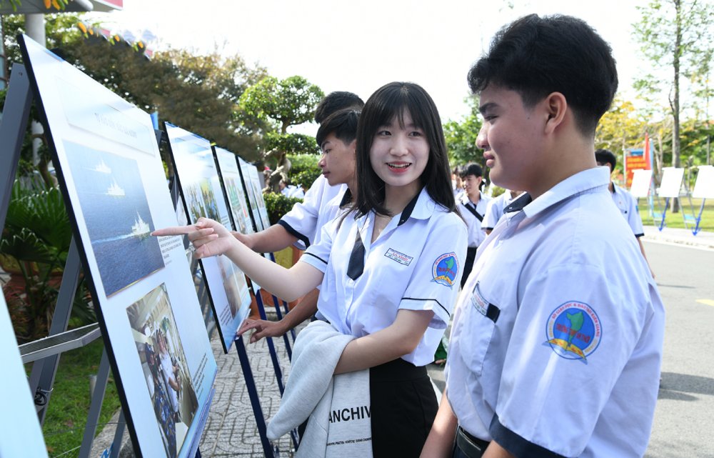 Students in Phu Quoc Special Zone enjoy learning about training activities, combat readiness, patrolling, and protecting the sovereignty of the sea and islands of the Navy. Photo: Van Dinh
