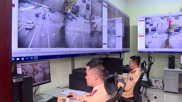 La policia revisa las multas frias. Foto: Policia de Bac Ninh