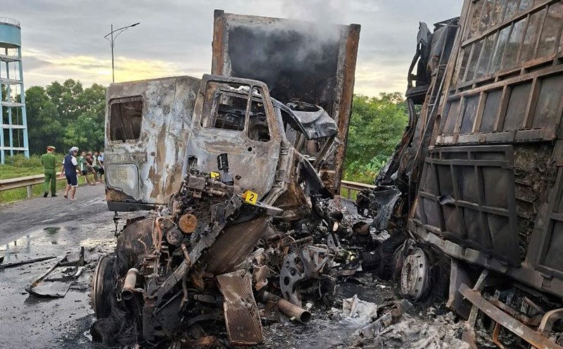 Scene of the container truck confrontation, fierce fire in Quang Tri.