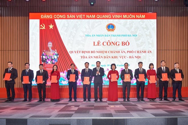 The Chief Justice of 12 regions - Hanoi City received the appointment decisions. Photo. N.Anh