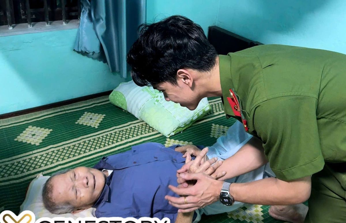 Cac to cong tac luu dong tranh thu lam buoi toi de thu nhan mau ADN doi voi cac truong hop than nhan liet si gia yeu, di lai kho khan. Anh: Cong an Thanh Hoa