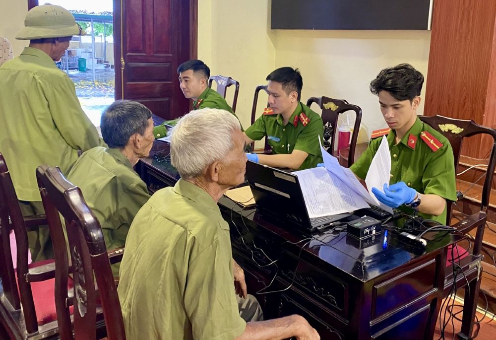 Can bo Cong an Thanh Hoa thuc hien viec kiem tra, doi chieu, thu nhan thong tin tren co so du lieu ve than nhan liet si, mot buoc quan trong trong quy trinh thu nhan sinh pham ADN. Anh: Cong an Thanh Hoa
