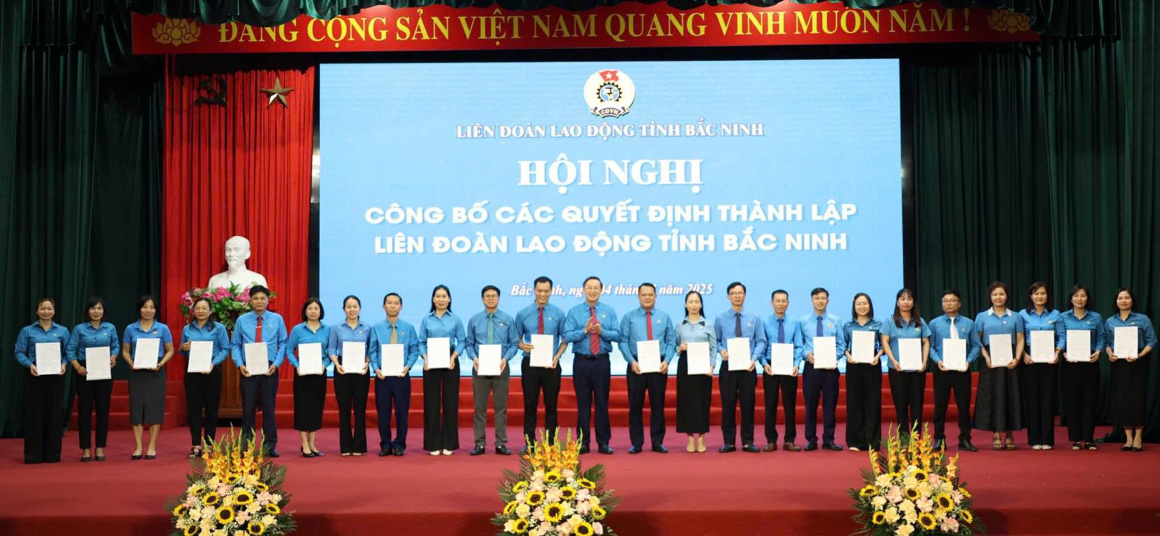 Los presidentes de la Union Presidencial de la sala de la provincia de Bac Ninh (nueva) reciben una decision. Foto: Quyet Chien