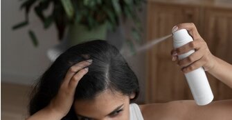 髪を保護するための正しい乾燥シャンプーの使い方。写真:トゥイ・ズオン