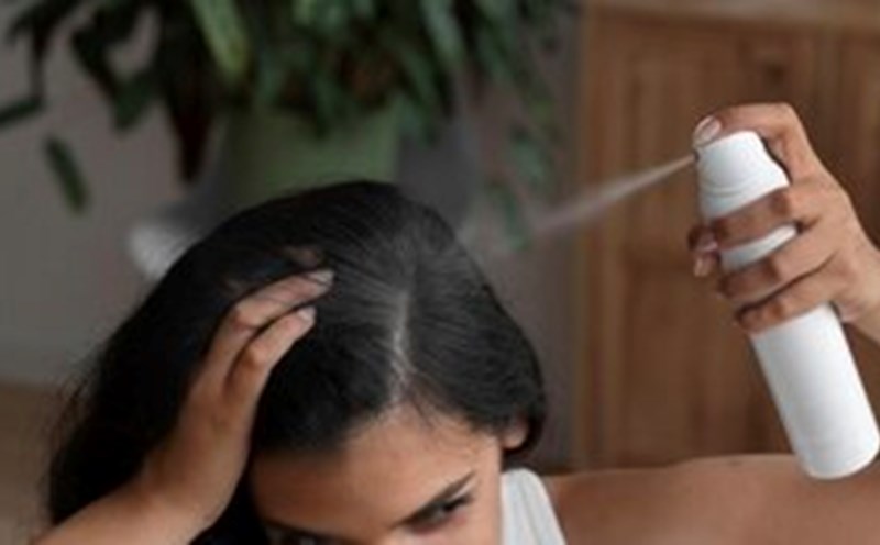 The right way to use dried shampoo to protect hair. Photo: Thuy Duong