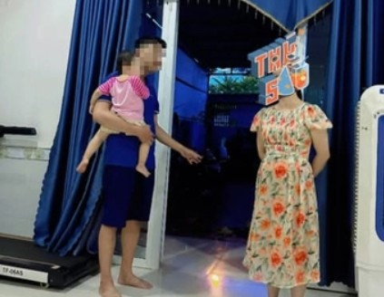 Les parents d'eleves discutent avec les enseignants apres avoir decouvert que leur enfant avait des ecchymoses dans les fesses. Photo : Bao Trung