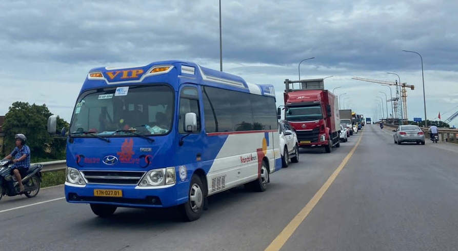 Inondations s'etendant sur environ 5 km sur la route nationale 1 traversant Quang Tri. Photo : Hoang Thanh