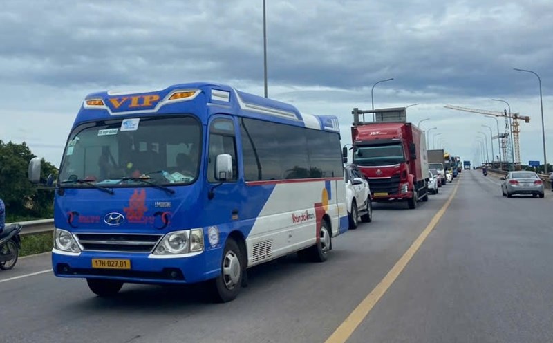 The congestion lasted about 5km on National Highway 1 through Quang Tri. Photo: Hoang Thanh