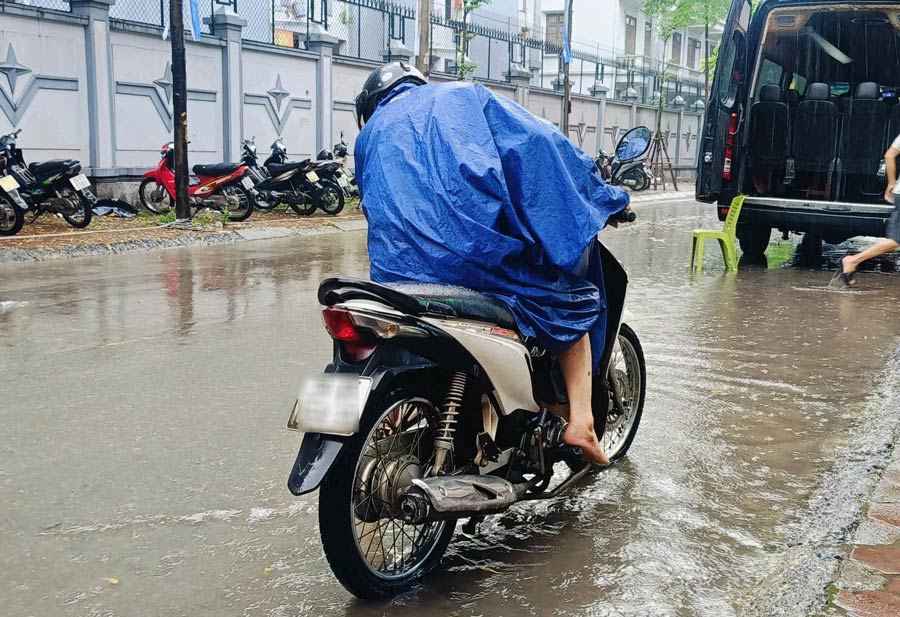 Nhieu phuong tien khi di chuyen qua doan duong ngap tren pho Thien Hien da bi chet may. Nguoi dan loay hoay giua duong, co gang khoi dong lai xe. Anh: Hai Danh