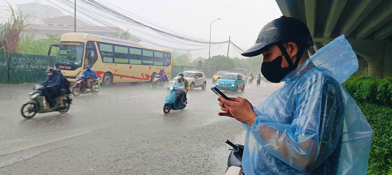 Mua lon khien anh Nguyen Hung (Cau Giay) khong the van chuyen don hang theo dung lich hen va phai cho mua ngot de tiep tuc cong viec. Anh: Hai Danh