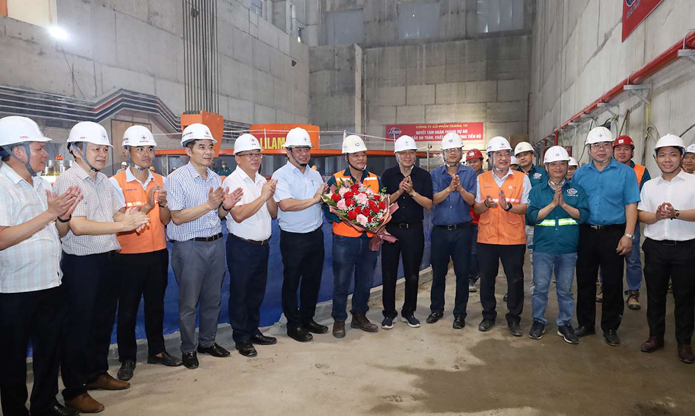 Sau hon 3 tieng lam viec, Rotor to may so 1 cua du an thuy dien Hoa Binh mo rong da duoc to chuc lap dat thanh cong. Anh: Tuyet Lan