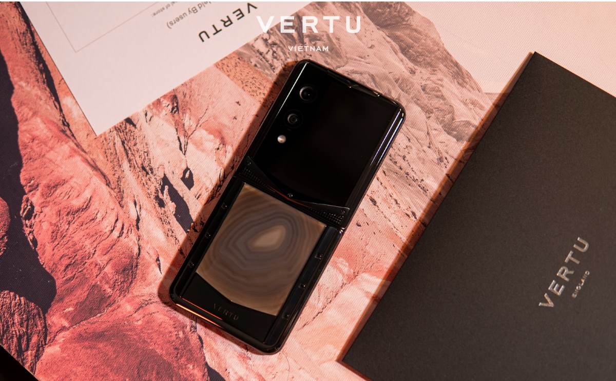 Some versions of Vertu quantum Flip marble back have been available at 2 flagship stores of Vertu Chinh Viet Nam. Photo: Vertu Vietnam