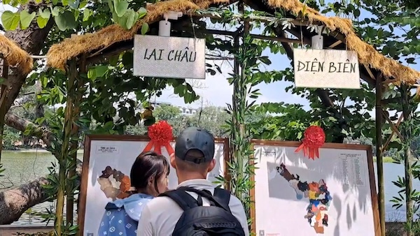 Tourists are delighted with the leather map exhibition of Vietnam in Hanoi. Photo: Nguyen Linh
