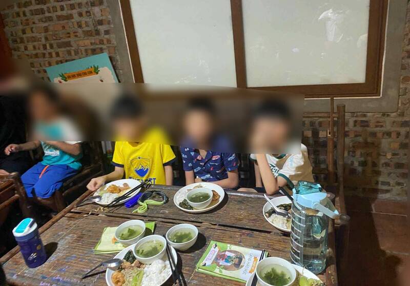 Thực đơn phụ huynh tố sơ sài tại trại hè Làng Háo Hức. Ảnh: Phụ huynh cung cấp