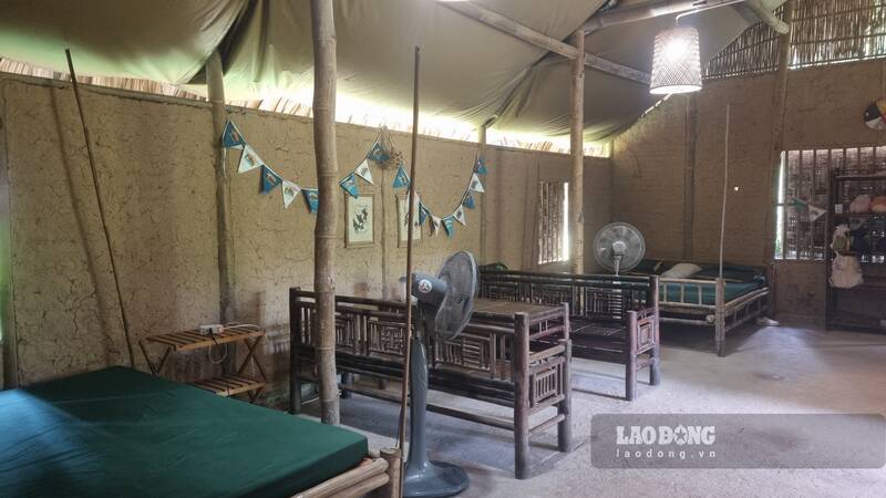Bên trong các nhà lá sẽ có 3 giường cho 6 trại sinh. Ảnh: Lam Thanh