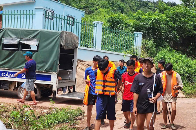 Environ 100 personnes ont ete mobilisees pour rechercher un garçon de 8 ans emporte par les inondations a Dien Bien. Photo fournie par le Comite populaire de la commune de Nam Ke